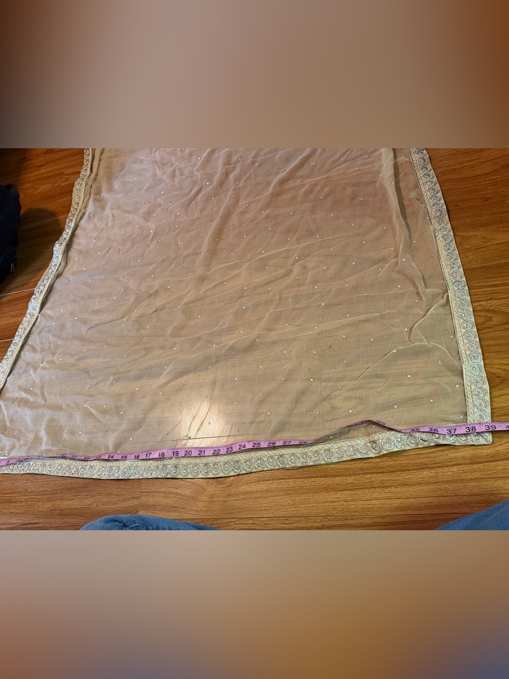 Gold dupatta scarf, embrodiered - Picture 3 of 8